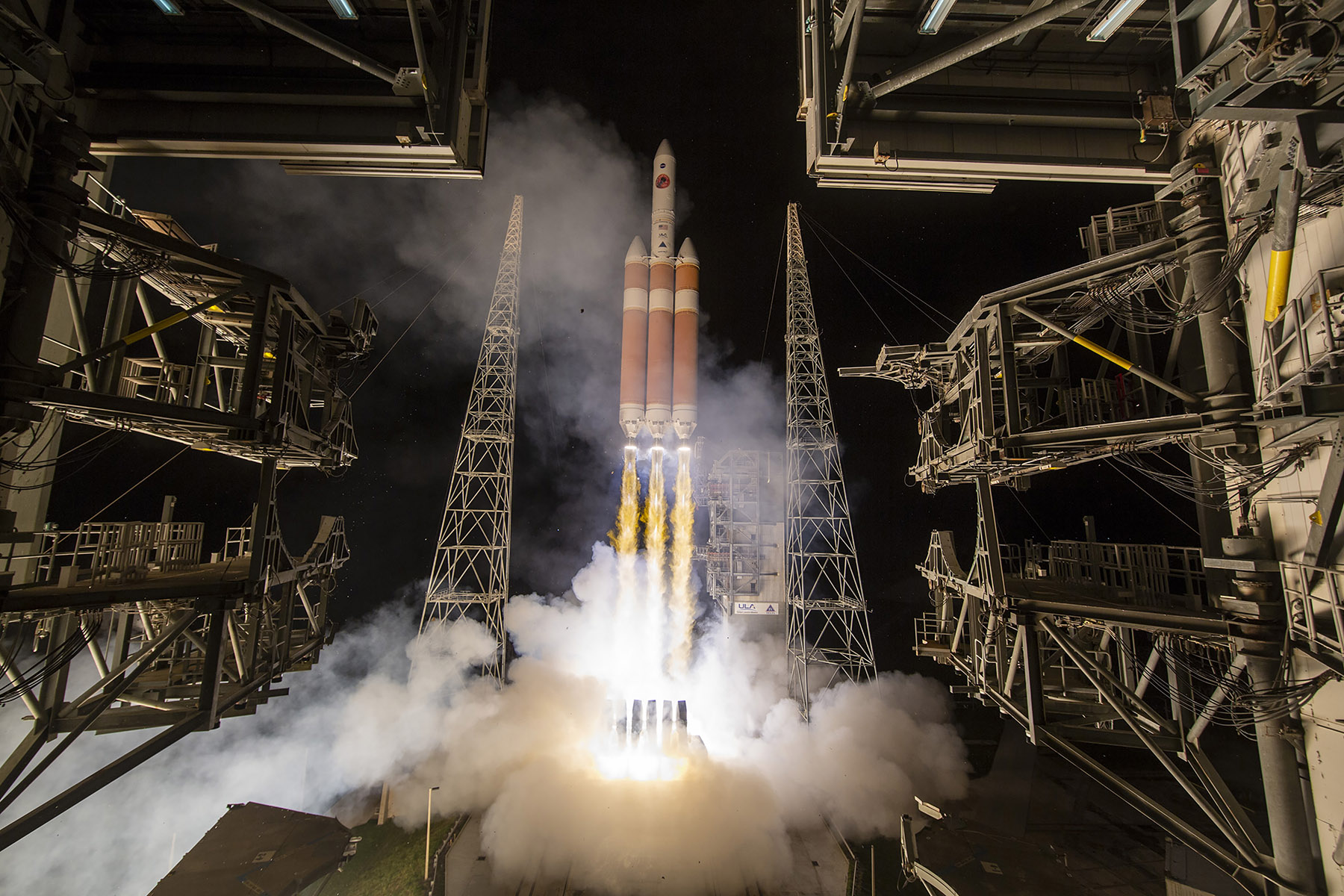 ULA Delta IV Heavy Rocket Rolled to Cape Launch Pad and Raised for Orion's  First Flight - Universe Today